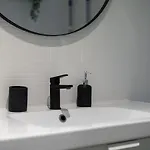 Central Studio Apartment *