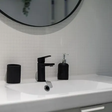 Central Studio Apartment *
