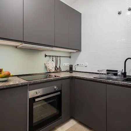 Central Studio Apartment *