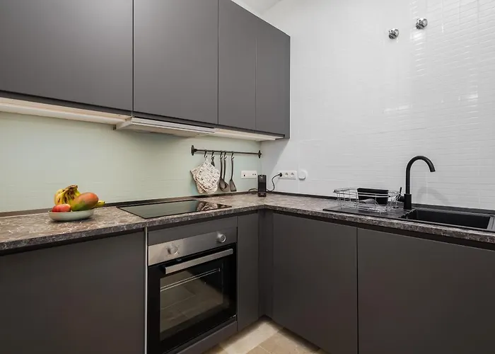 Central Studio Apartment *