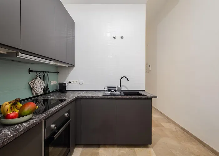 Central Studio Apartment *