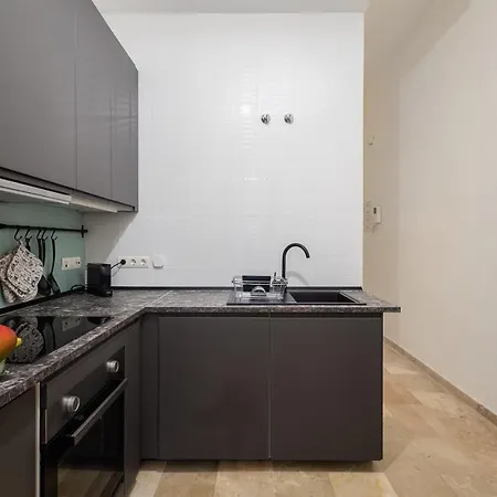 Central Studio Apartment *